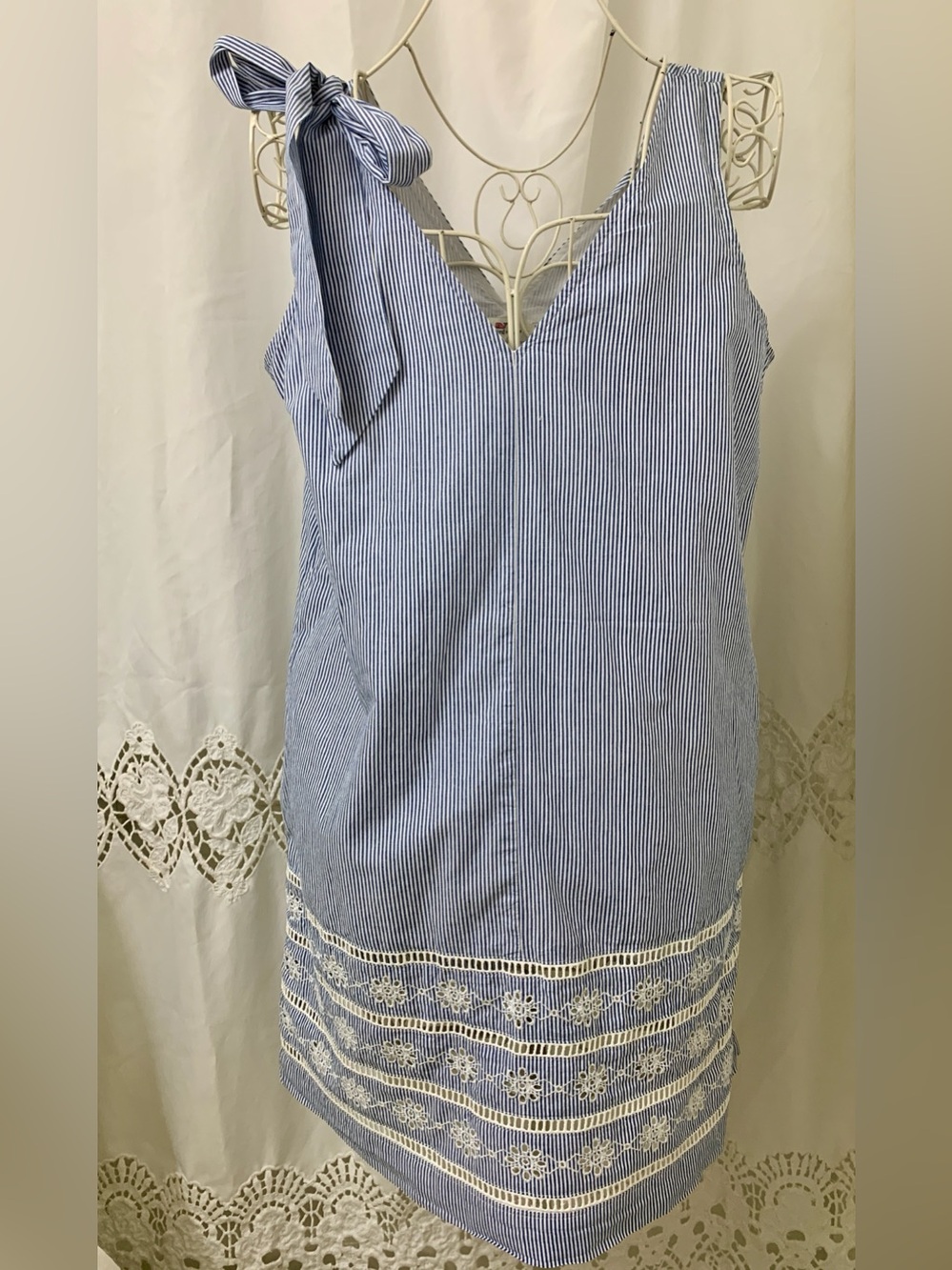 Vineyard vines womens Blue White sandbar Striped  Dress with Crochet Hem Sz M